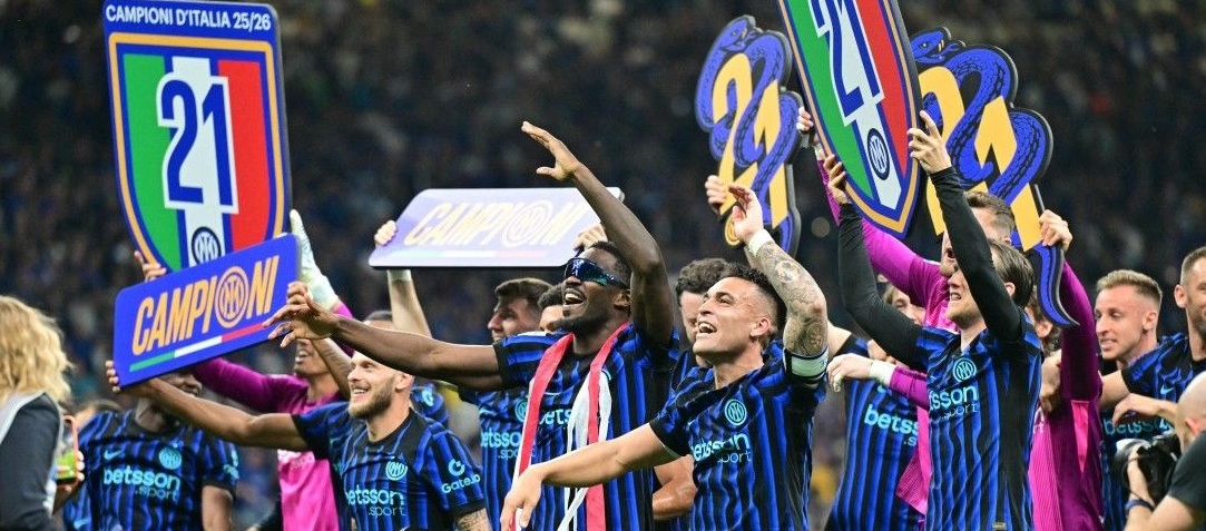 Série A – Inter de Milão 2-0 Parma, garantindo o título antecipadamente.
