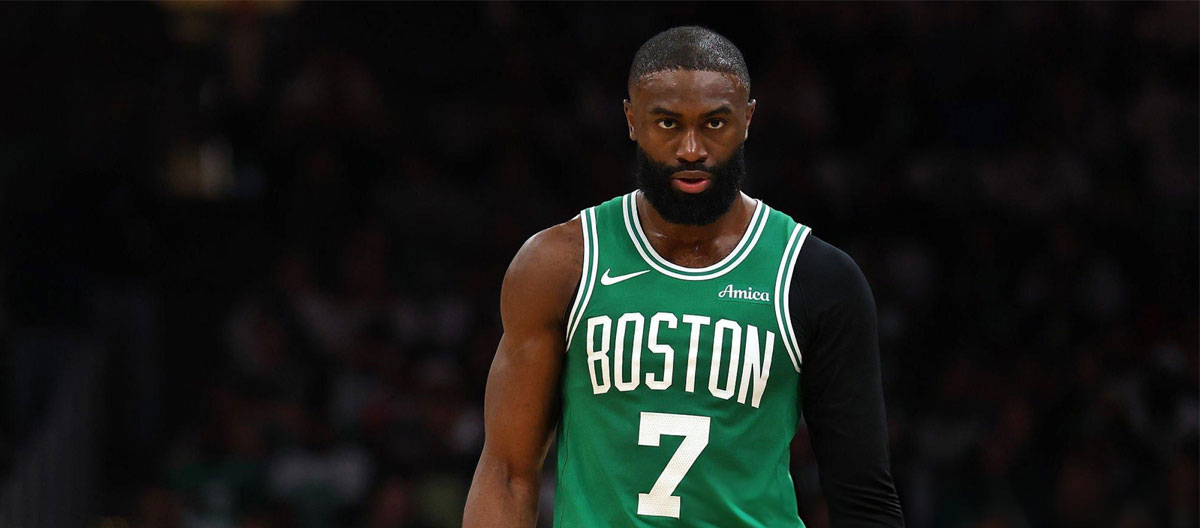 O ala-armador do Boston Celtics, Jaylen Brown, foi multado em US$ 50.000 por insultar verbalmente um árbitro durante uma transmissão ao vivo.