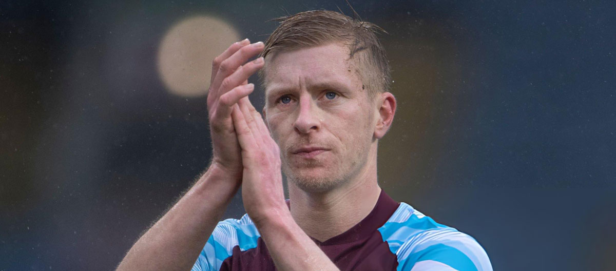 Mantan kapten Burnley, Ben Mee, mengumumkan pensiun dari dunia sepak bola.
