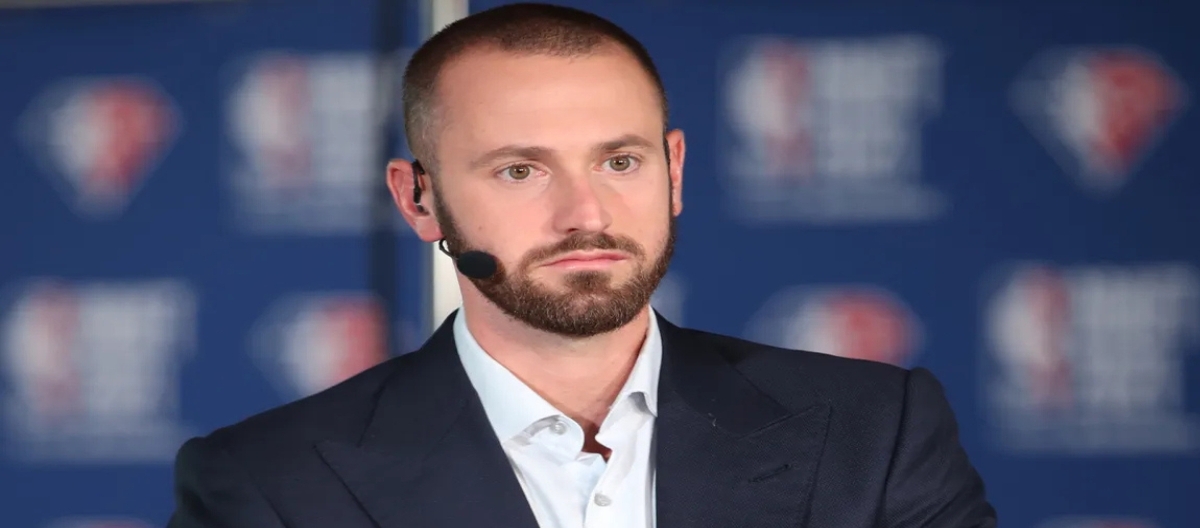 Dallas Mavericks secara resmi menunjuk Schmitz untuk membangun sistem operasional bola basket yang baru.