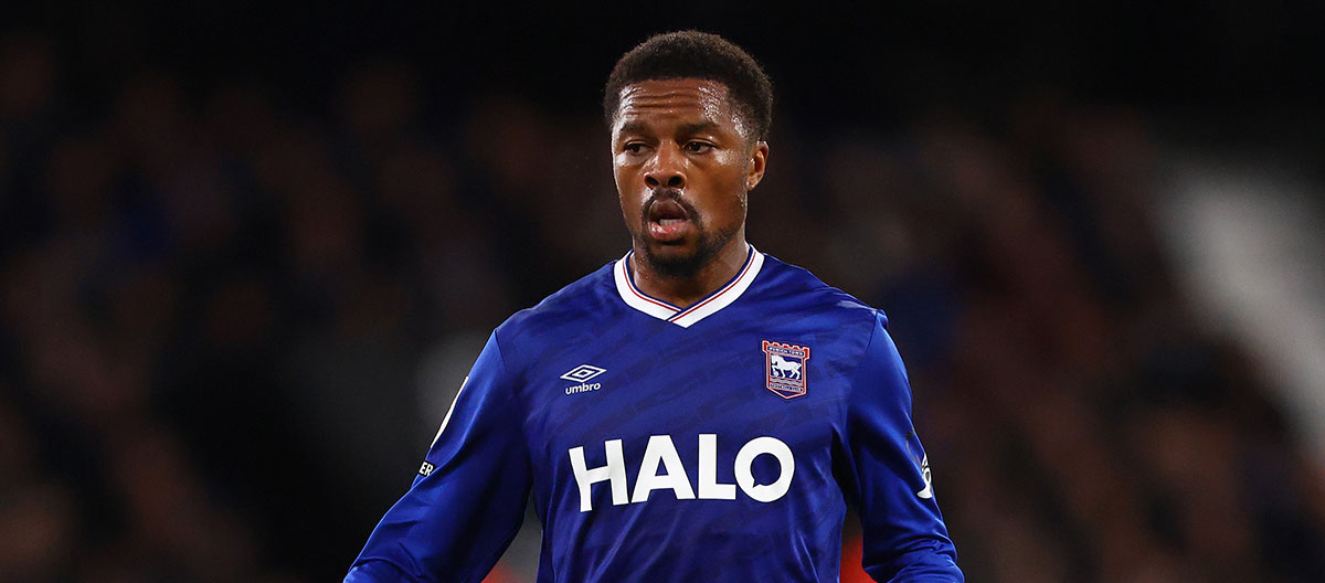 O Ipswich Town acionou a cláusula de rescisão do atacante Chuba Akpom, que estava emprestado pelo Ajax.