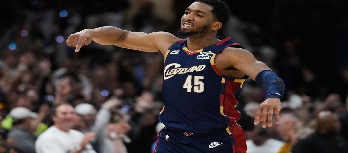 Mitchell mencetak 39 poin di babak kedua untuk menyamai rekor, saat Cavaliers bangkit dan mengalahkan Pistons.