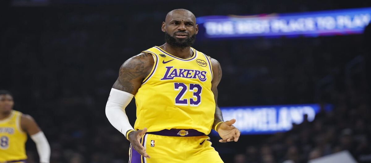 LeBron James vẫn chưa quyết định liệu có thi đấu mùa giải thứ 24 hay không; tương lai của anh ấy vẫn còn chưa chắc chắn.