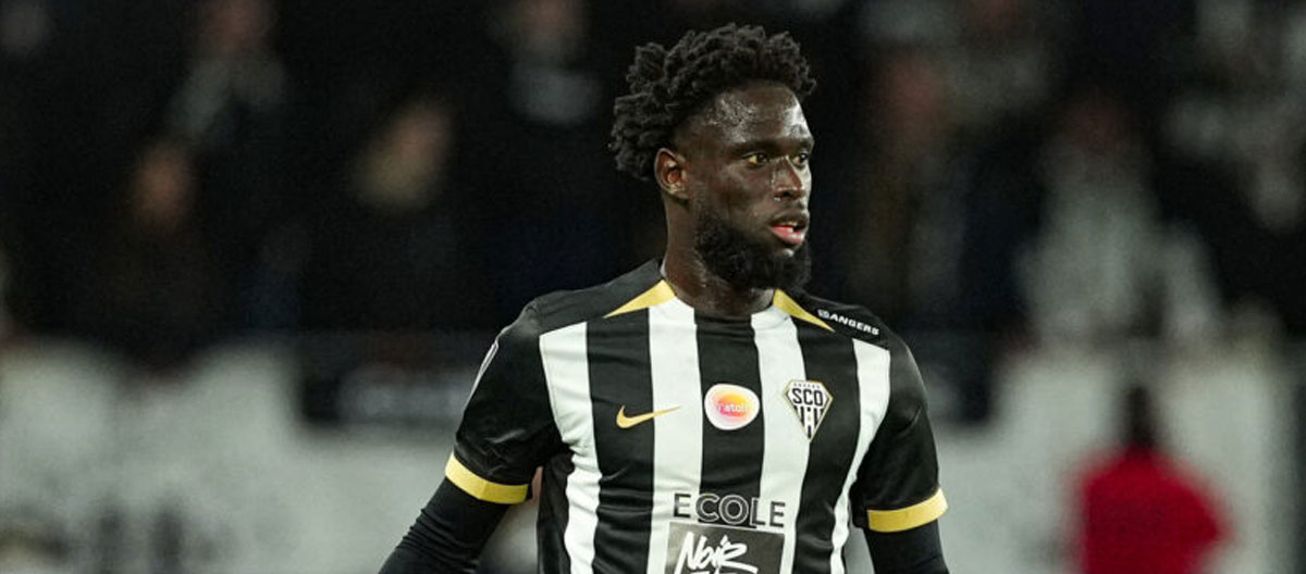 Angers mengaktifkan klausul perpanjangan kontrak bek internasional Haiti, Carlens Arcus.