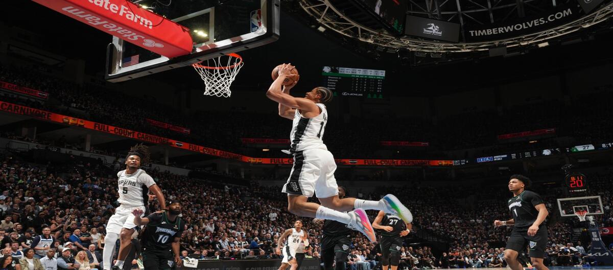 Com Castle marcando 32 pontos, os Spurs conquistaram uma vitória tranquila por 139 a 109 sobre os Timberwolves.