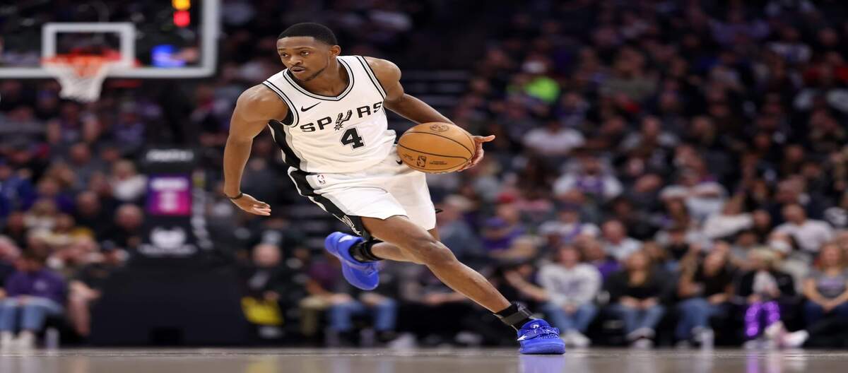 Hậu vệ De'Aaron Fox của Spurs đã vắng mặt trong trận đấu đầu tiên của loạt trận chung kết miền Tây do chấn thương mắt cá chân, và chấn thương này vẫn đang là mối lo ngại.