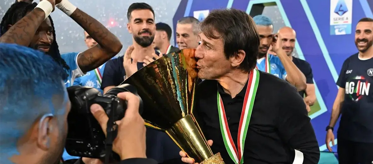 Pelatih Napoli, Antonio Conte, akan hengkang musim panas ini, dan Maurizio Sarri berpotensi menjadi penggantinya.