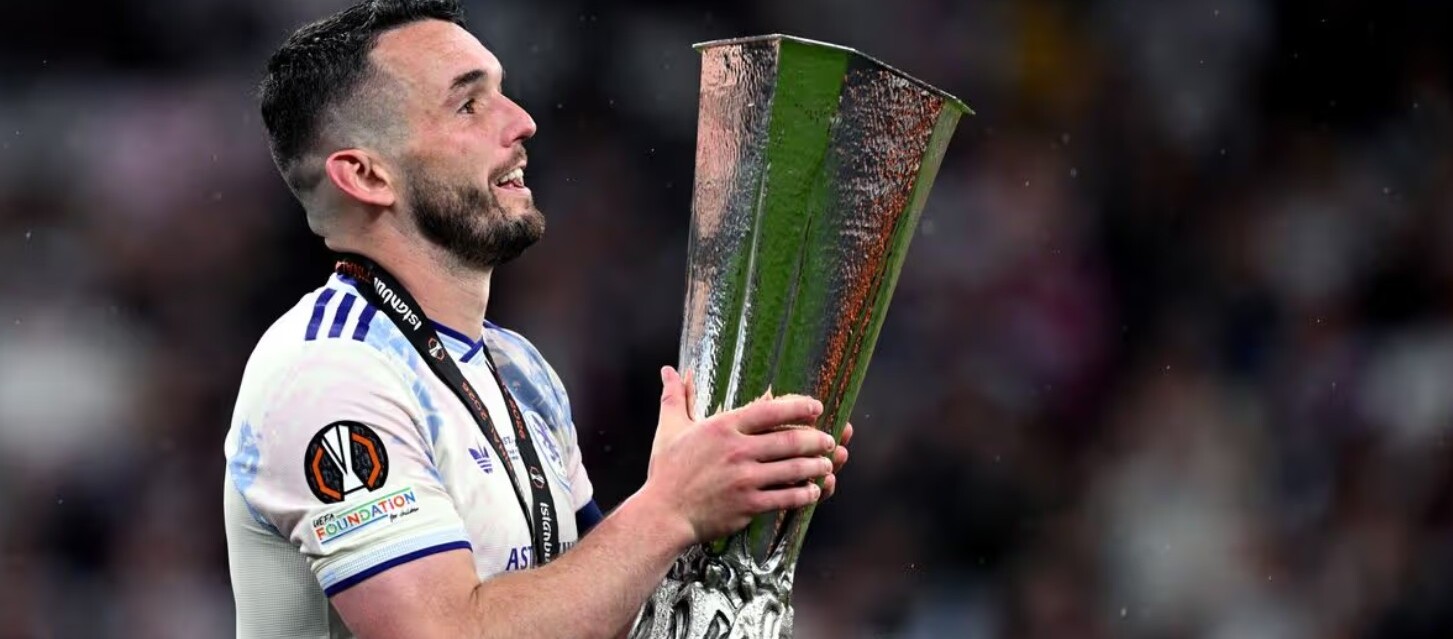 Đội trưởng Aston Villa, McGinn, nâng cao chiếc cúp Europa League: "Đây là ngày tự hào nhất trong sự nghiệp của tôi."