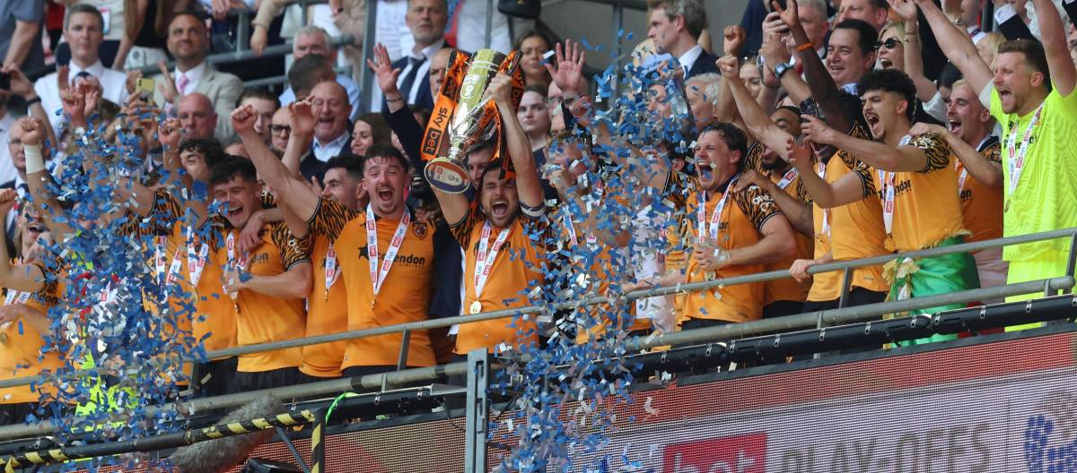 Kemenangan Hull City di menit-menit terakhir atas Middlesbrough memungkinkan mereka untuk mengatasi larangan transfer dan kembali ke Liga Primer.