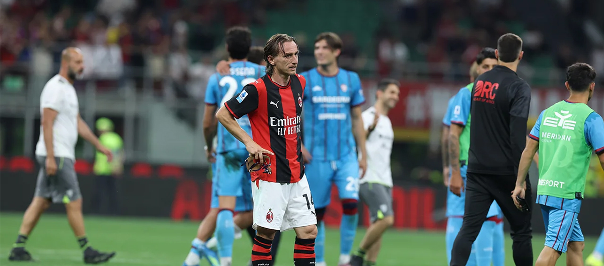 Série A – AC Milan 1-2 Cagliari, fora da qualificação para a Liga dos Campeões; o golo rápido de Saelemaekers não foi suficiente para os salvar.