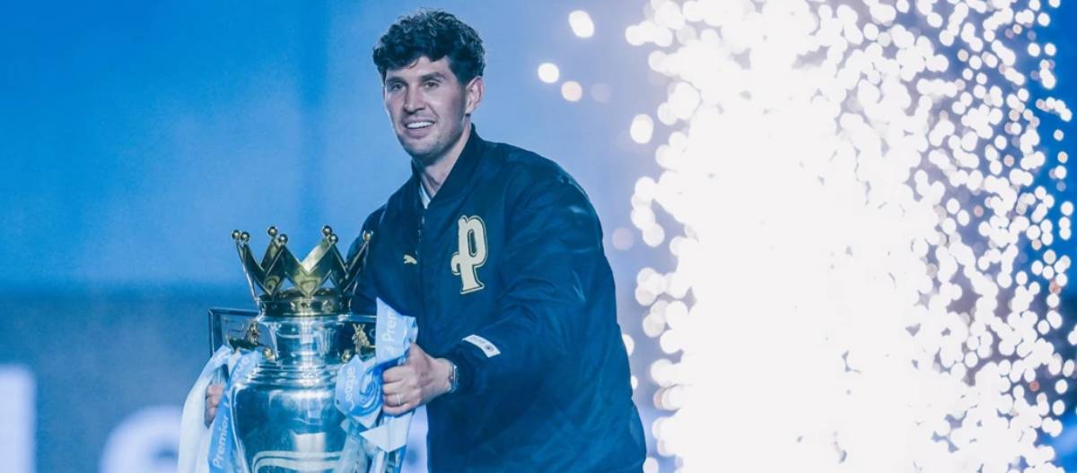 O zagueiro do Manchester City, John Stones, transmitiu uma mensagem de despedida emocionante durante um desfile em um ônibus.