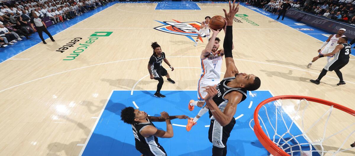32 điểm của Shai Gilgeous-Alexander đã giúp Thunder giành chiến thắng 127-114 trước Spurs, qua đó dẫn trước 3-2 trong loạt trận.