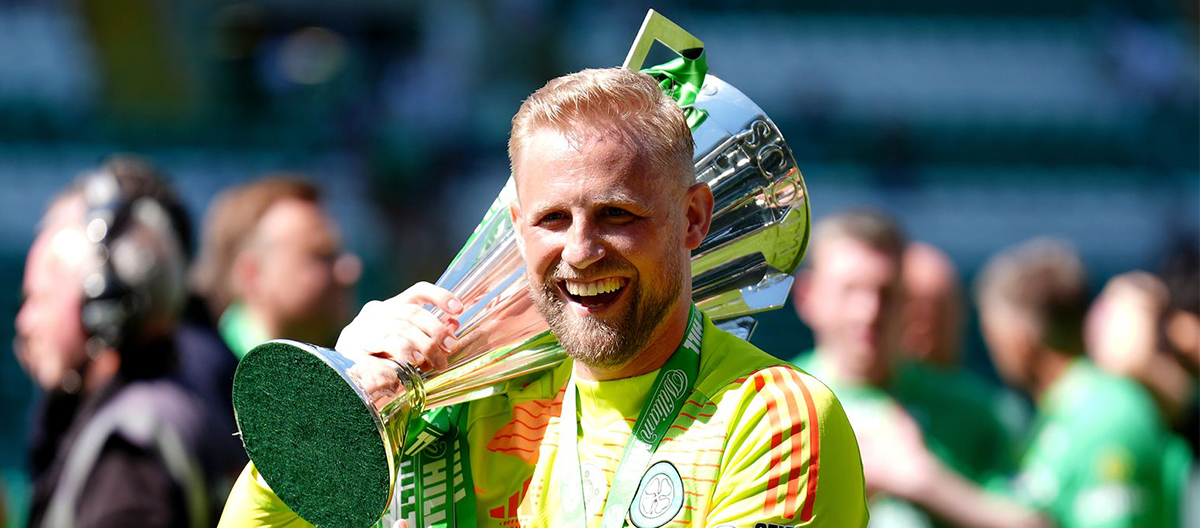 O goleiro dinamarquês Kasper Schmeichel anunciou sua aposentadoria devido a uma lesão no ombro.