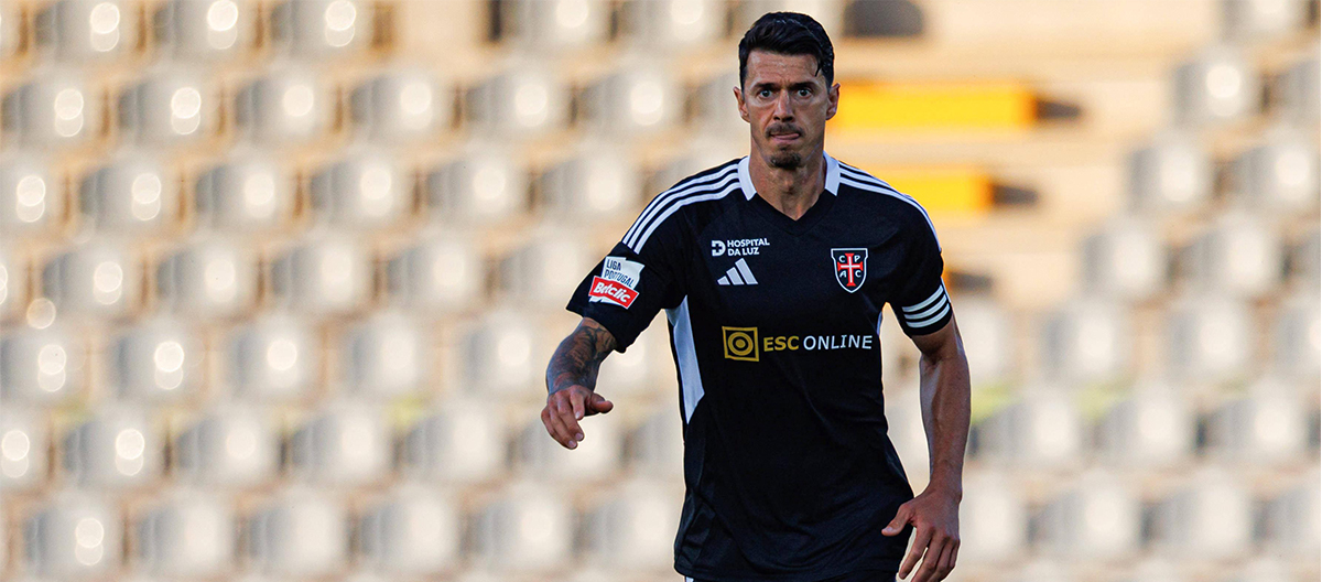 Mantan pemain internasional Portugal, José Fonte, mengumumkan pensiunnya pada usia 42 tahun.