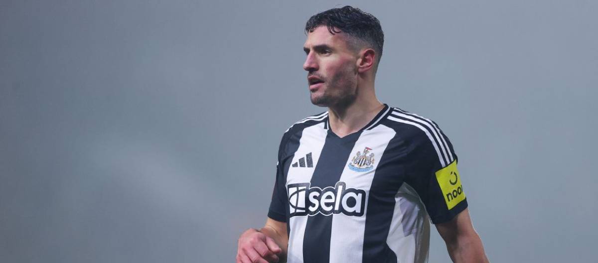 O zagueiro suíço Fabian Schär estendeu seu contrato com o Newcastle United até 2027.