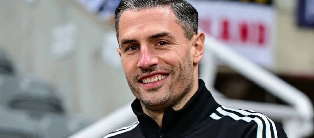 Fabian Schär renovou seu contrato com o Newcastle United, estendendo-o até 2027.