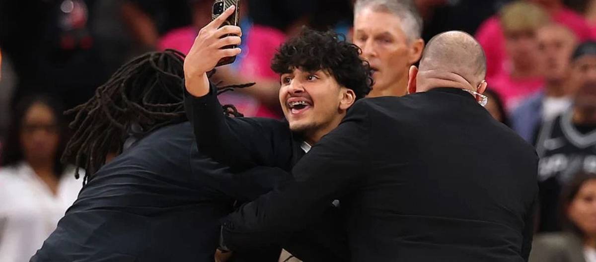 Dua penonton dilarang seumur hidup di seluruh dunia oleh NBA karena berfoto selfie dengan Wenban.