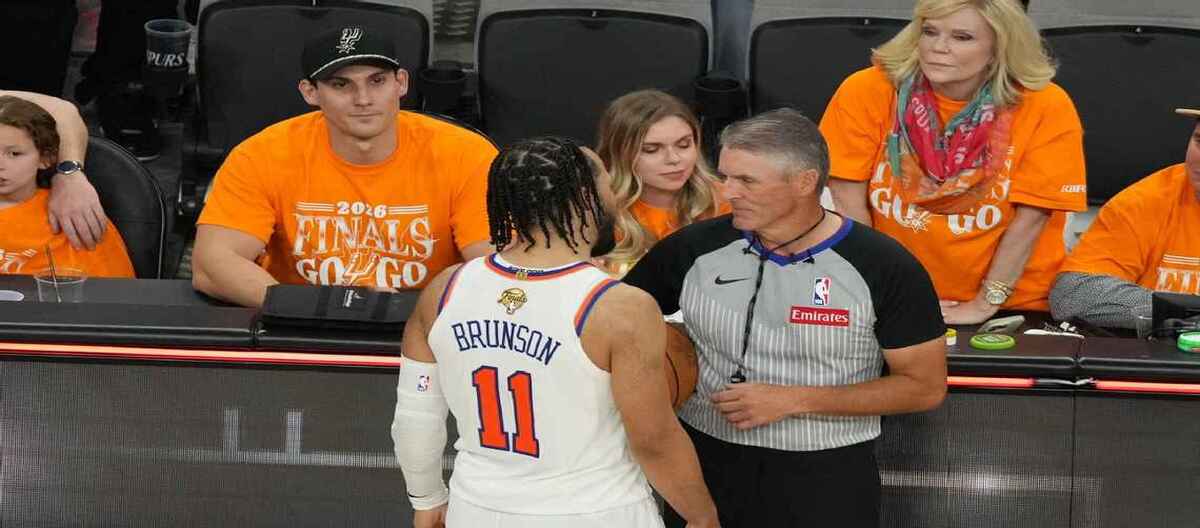 NBA telah meluncurkan penyelidikan atas perselisihan Brunson dengan para penggemar di pinggir lapangan.