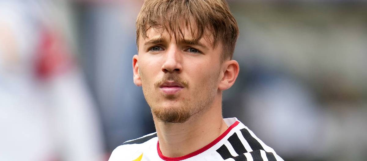 Thật không may, Lennart Carr sẽ bỏ lỡ World Cup lần này do bị rách cơ đùi trái.