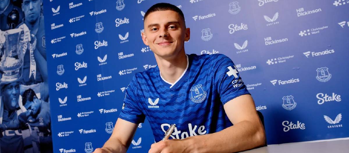 Vitaly Mikorenko assinou uma extensão de contrato com o Everton, prorrogando seu vínculo até 2029.