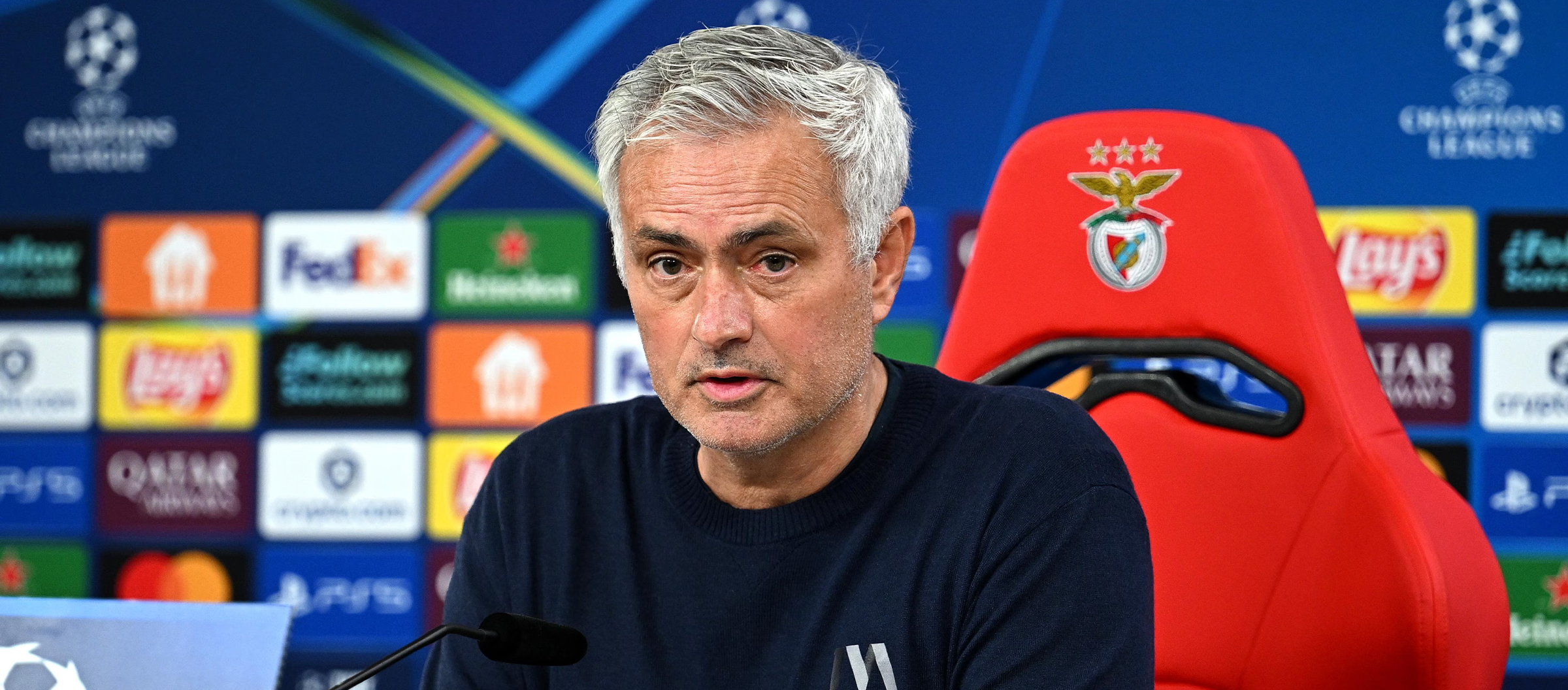 O técnico do Benfica, José Mourinho, anunciou oficialmente sua saída e retornará ao Real Madrid para treinar o time.