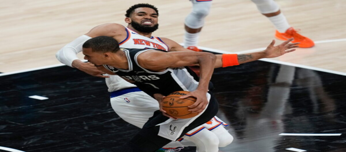 Wabanjama đã bỏ lỡ một cú ném phạt quan trọng, và Spurs đã để thua Knicks với cách biệt 1 điểm.