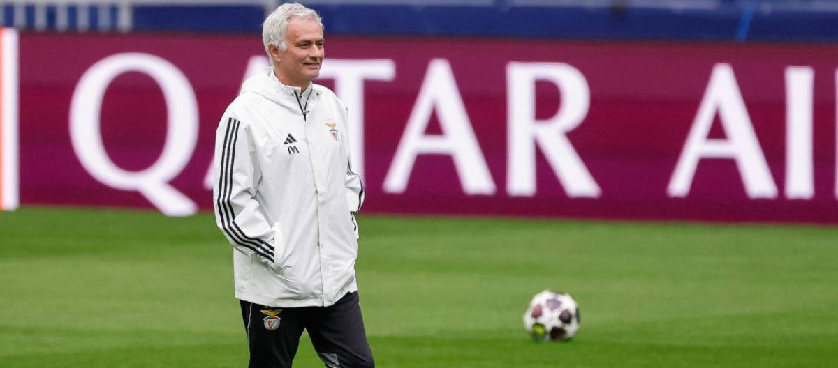 Mourinho retorna ao Real Madrid para treinar a equipe, assinando um contrato de três anos.