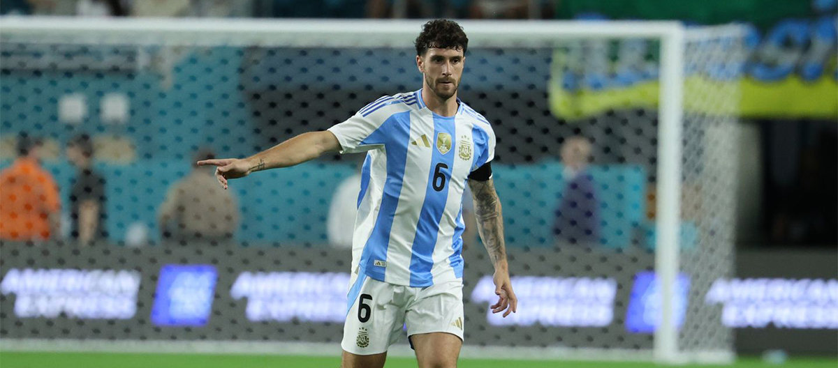Balerdi fica de fora da Copa do Mundo por lesão; Argentina convoca Senesi, novo reforço do Tottenham, para substituí-lo.