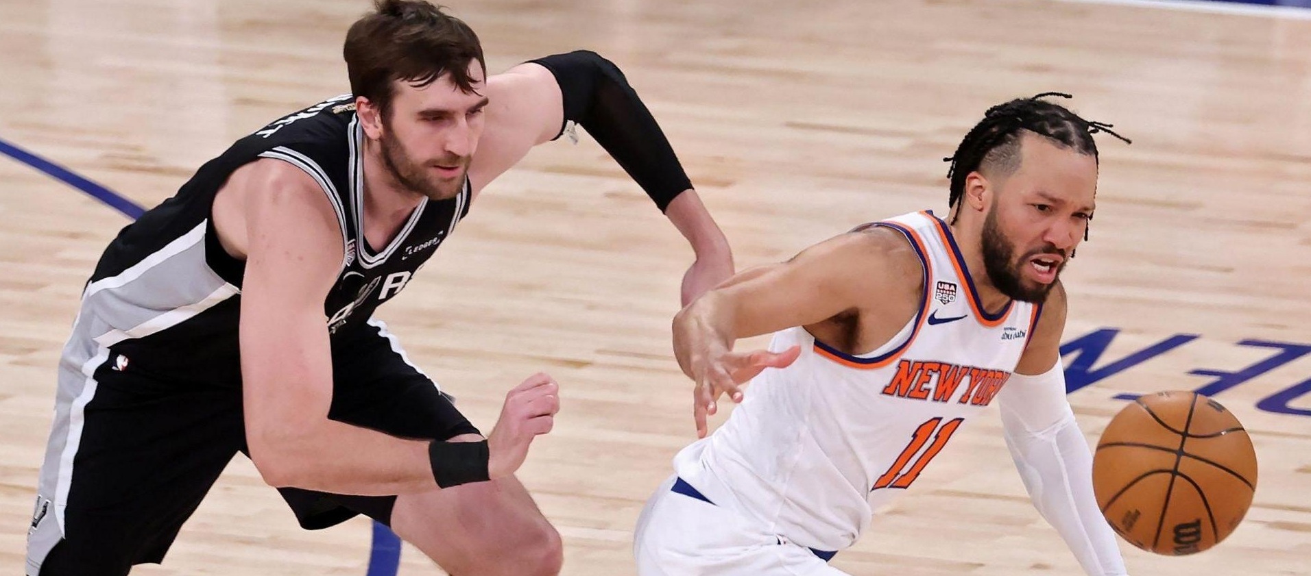Mike Brown enfatizou que a confiança mútua foi um fator chave na vitória de virada dos Knicks contra os Spurs.