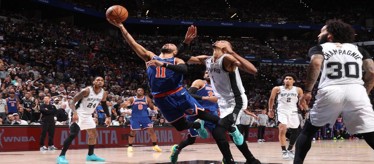 Os 45 pontos de Brunson brilharam durante toda a partida, na qual os Knicks derrotaram os Spurs por 94 a 90.