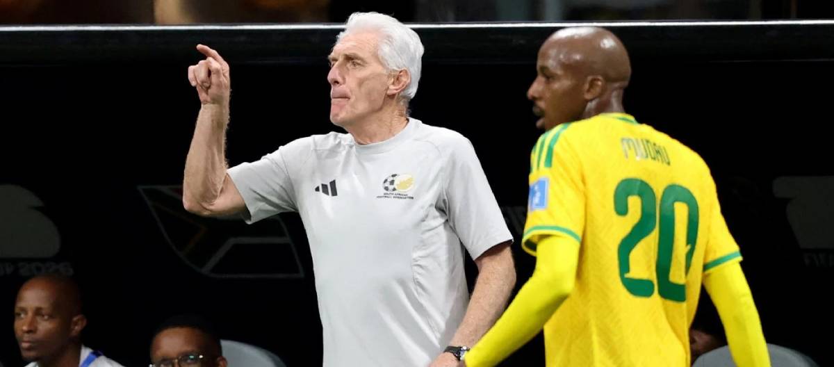 O técnico da África do Sul, Bros, criticou o estilo de jogo da equipe tcheca e questionou as condições do estádio.