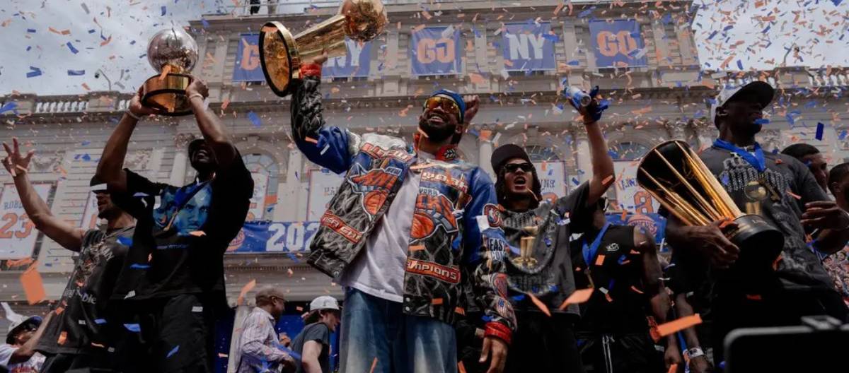 Dezenas de milhares de fãs marcharam para comemorar a vitória dos Knicks no campeonato da NBA.